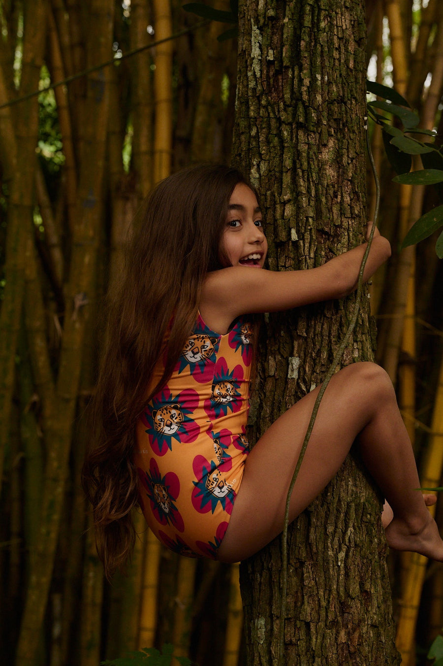 Niña trepando un árbol con traje de baño Capitán Río