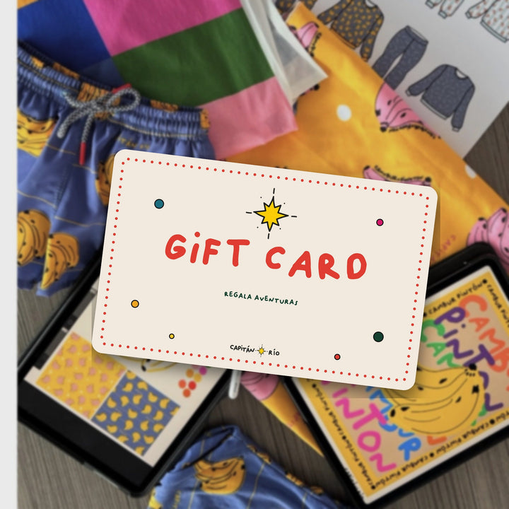 Gift card de Capitán Río sobre la mesa de trabajo con los estampados de Tamy